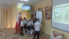 «Песни русские поём – весело играем»