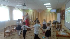 «Песни русские поём – весело играем»