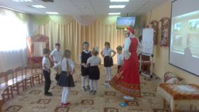 «Песни русские поём – весело играем»