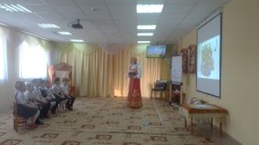 «Песни русские поём – весело играем»